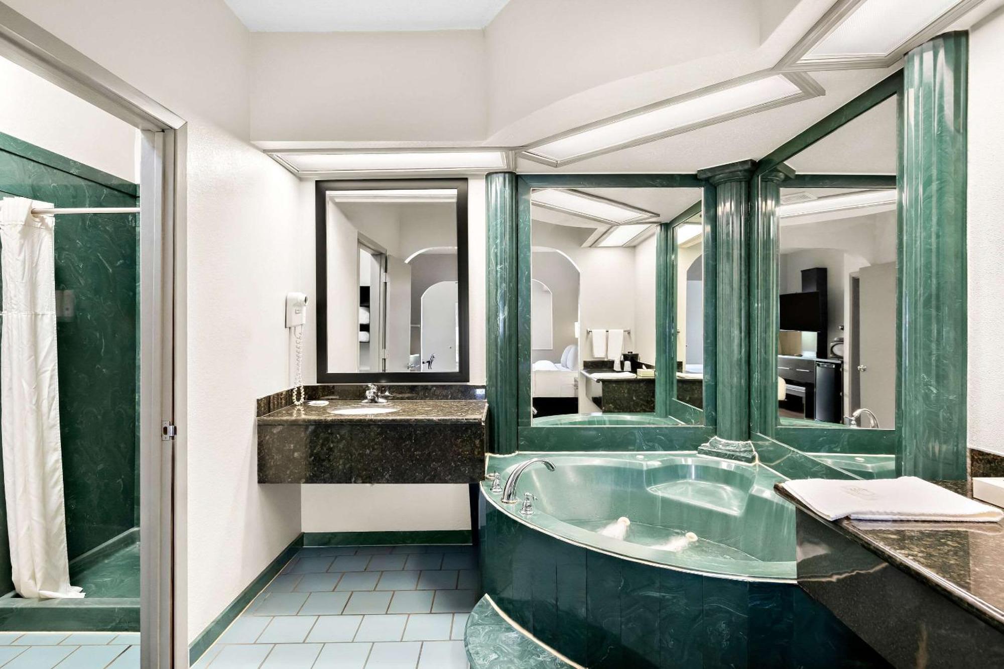 Quality Inn & Suites Monticello Bagian luar foto